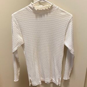 Chic White Scalloped Long Sleeve Top